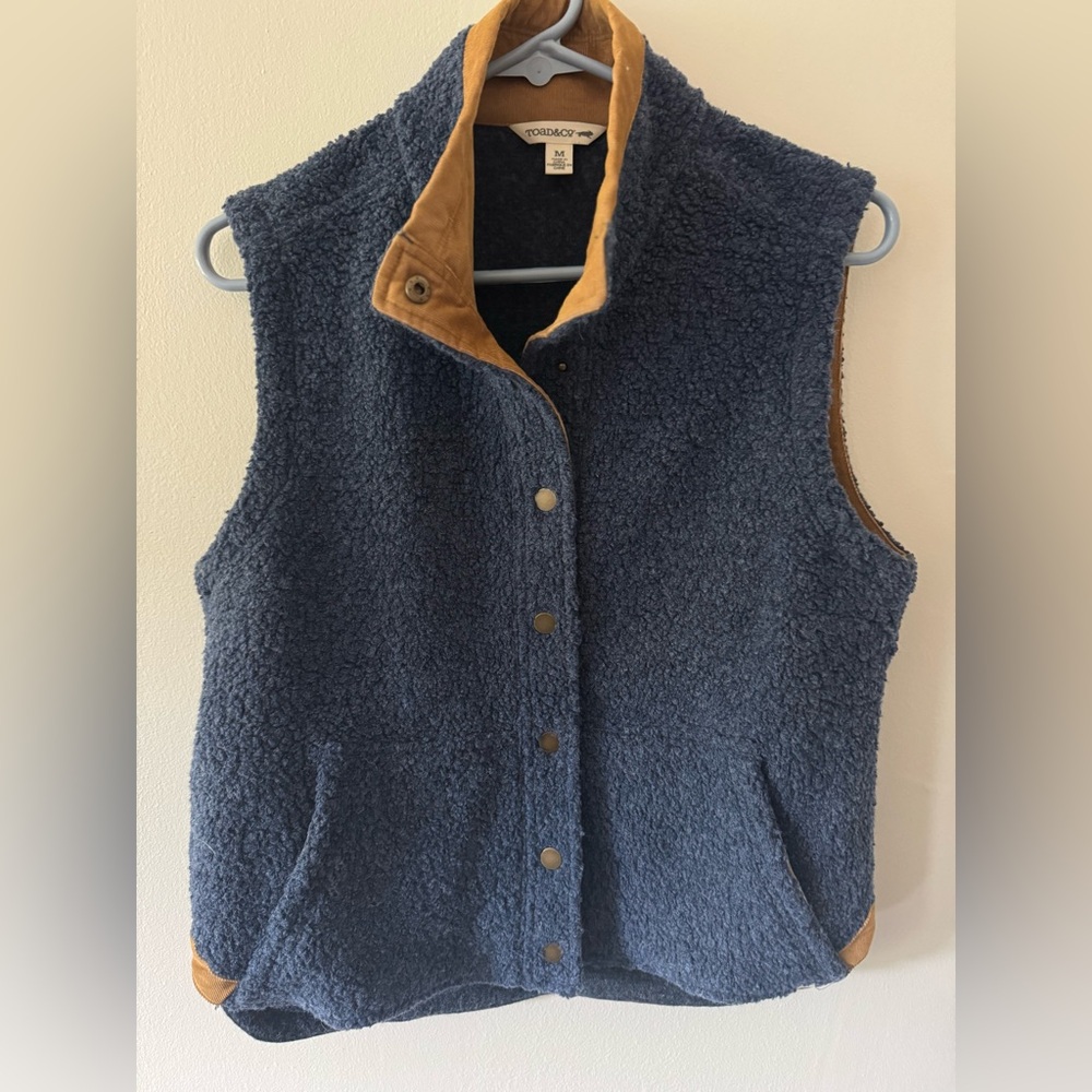Toad&Co Navy Blue Sherpa Fleece Vest with Tan Suede Trim
